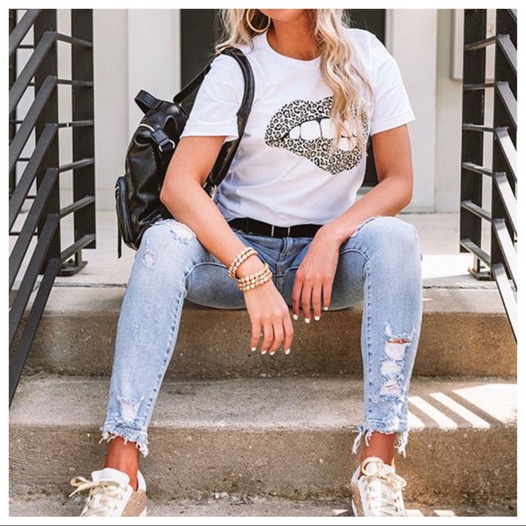 #04 Lip Print Chic Graphic Tee - Picture 5 of 5